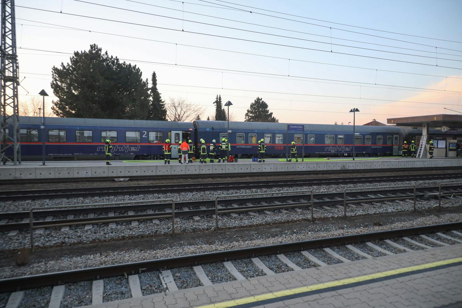 Drei Feuerwehren standen Montagfrüh bei einem Brand in einem Nightjet-Zug der ÖBB im Einsatz.