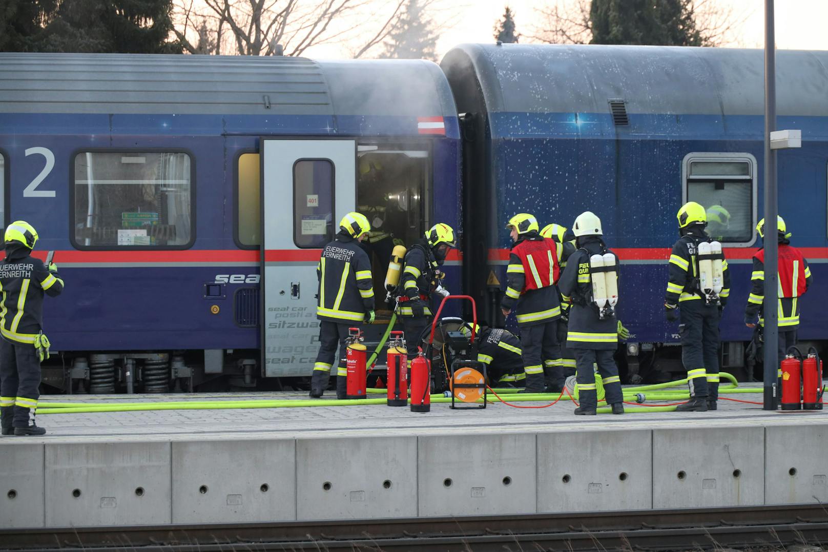 Drei Feuerwehren standen Montagfrüh bei einem Brand in einem Nightjet-Zug der ÖBB im Einsatz.