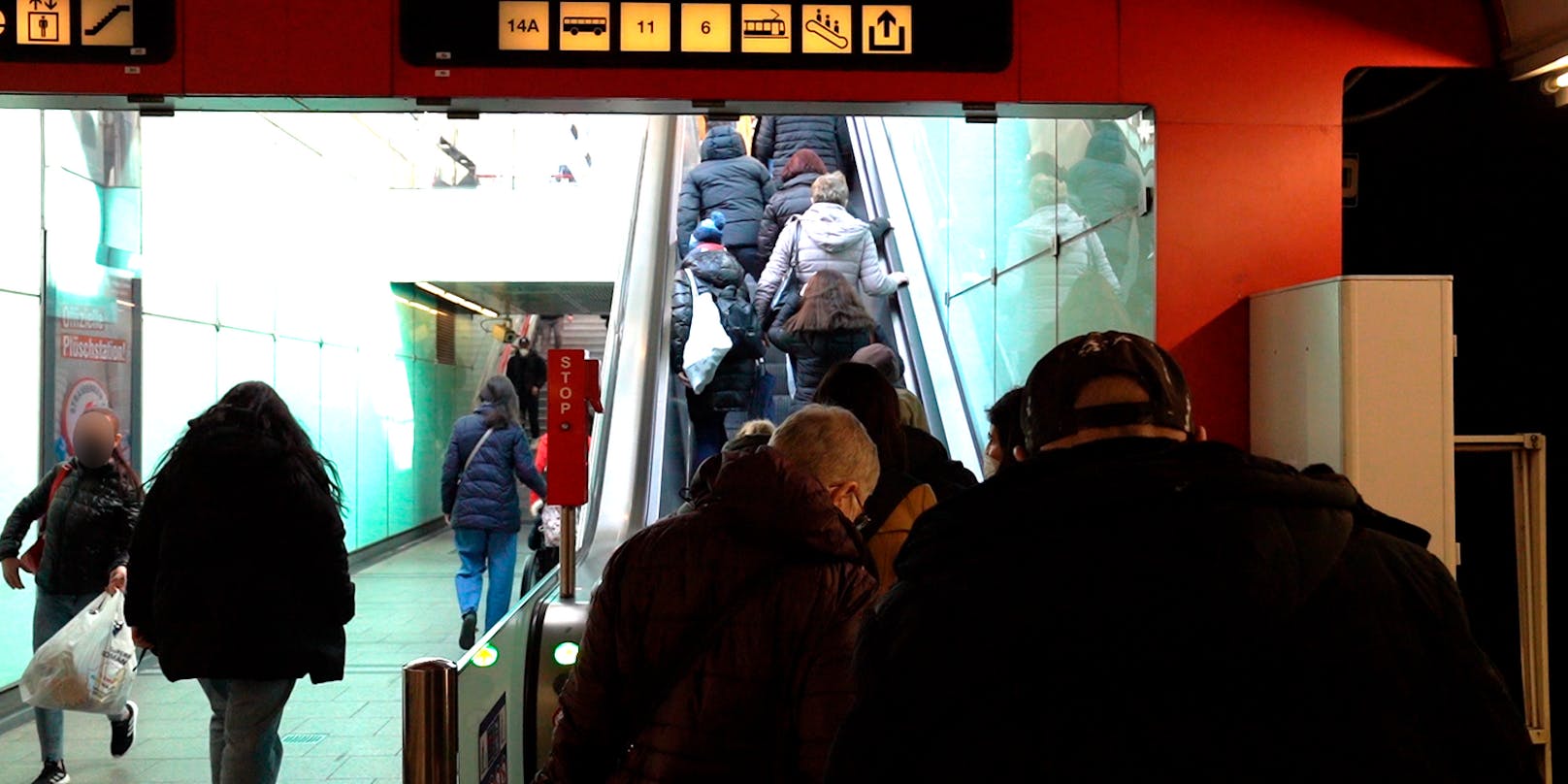 Gedränge auf der Rolltreppe in der U-Bahn-Station Reumannplatz.
