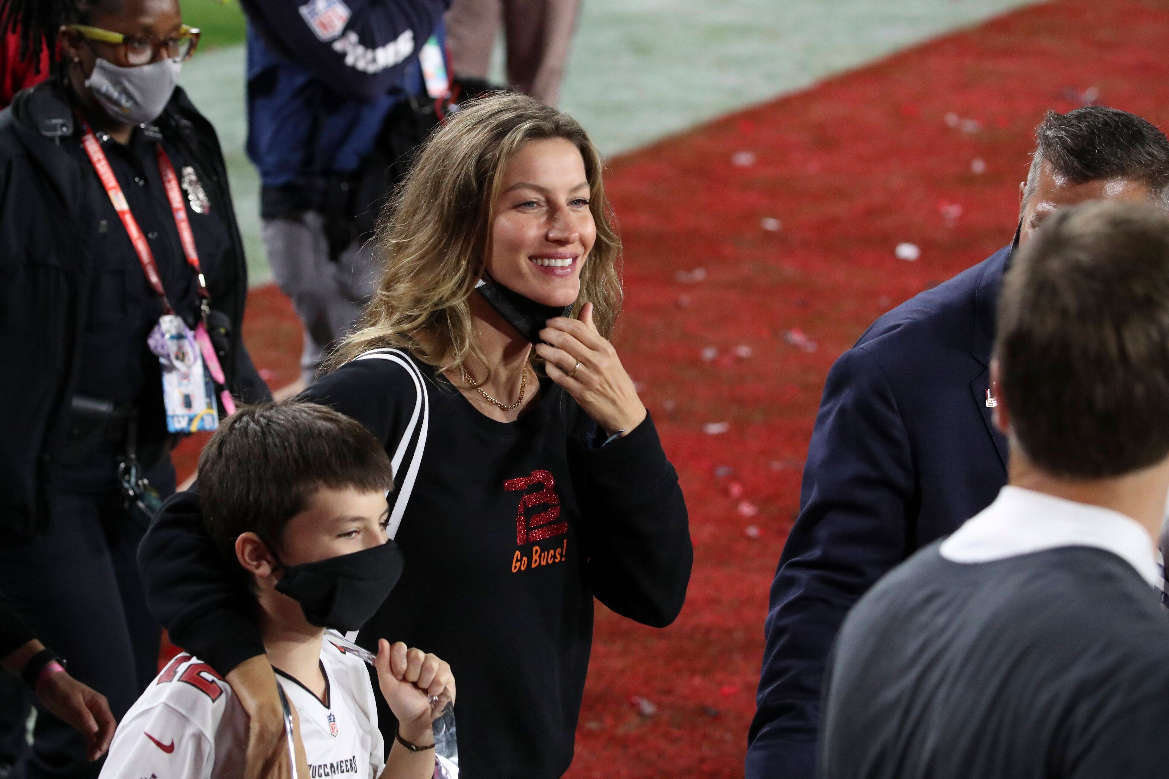Brady-Gattin Bündchen geht weiter ins Stadion.