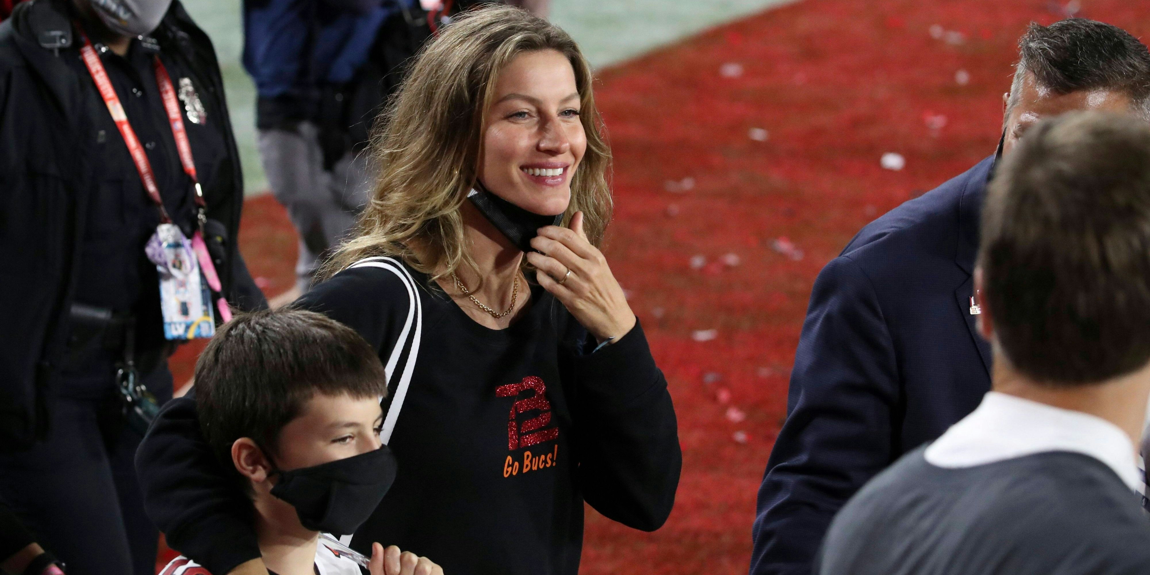 Brady-Gattin Bündchen geht weiter ins Stadion.