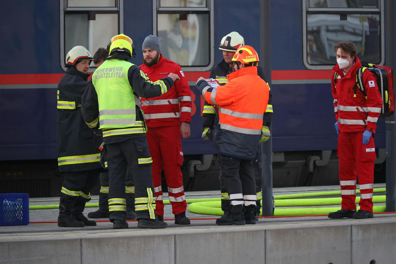 Drei Feuerwehren standen Montagfrüh bei einem Brand in einem Nightjet-Zug der ÖBB im Einsatz.