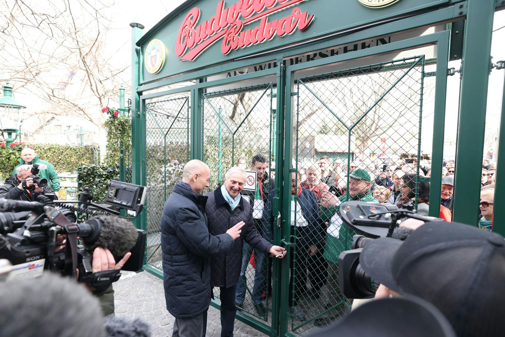 Sturm aufs Bier: Am Dienstag startete das Schweizerhaus im Wiener Prater in die Saison 2022.