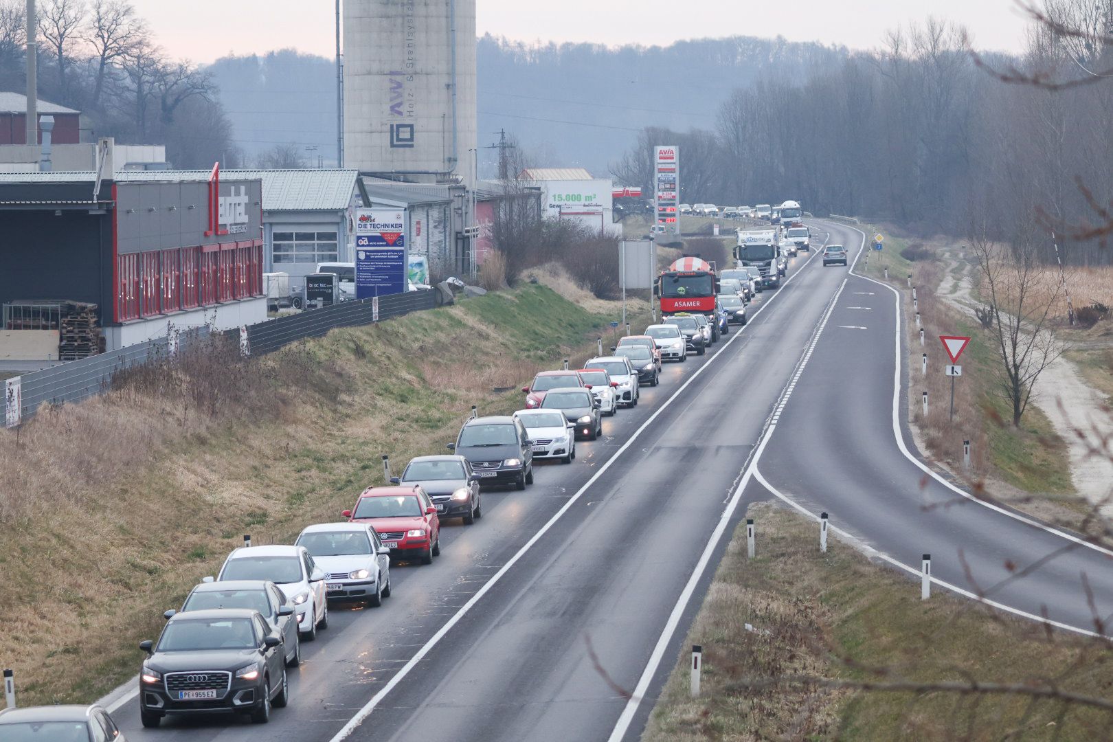 Auto Landet Im Graben – Mega-Stau Im Frühverkehr - Oberösterreich ...