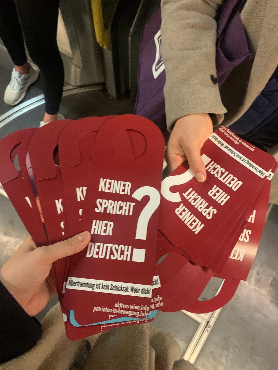 Rassistische Flyer wurden in der U6 verteilt.
