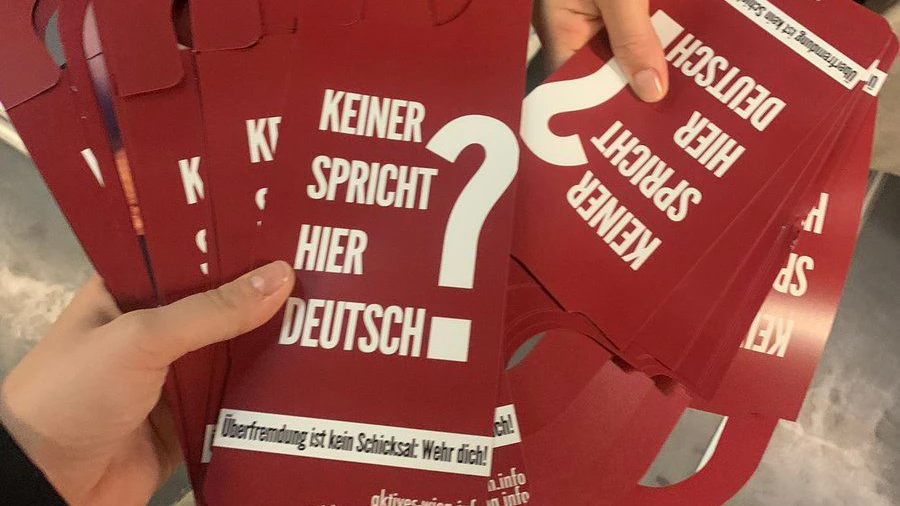 Rassistische Flyer wurden in der U6 verteilt.