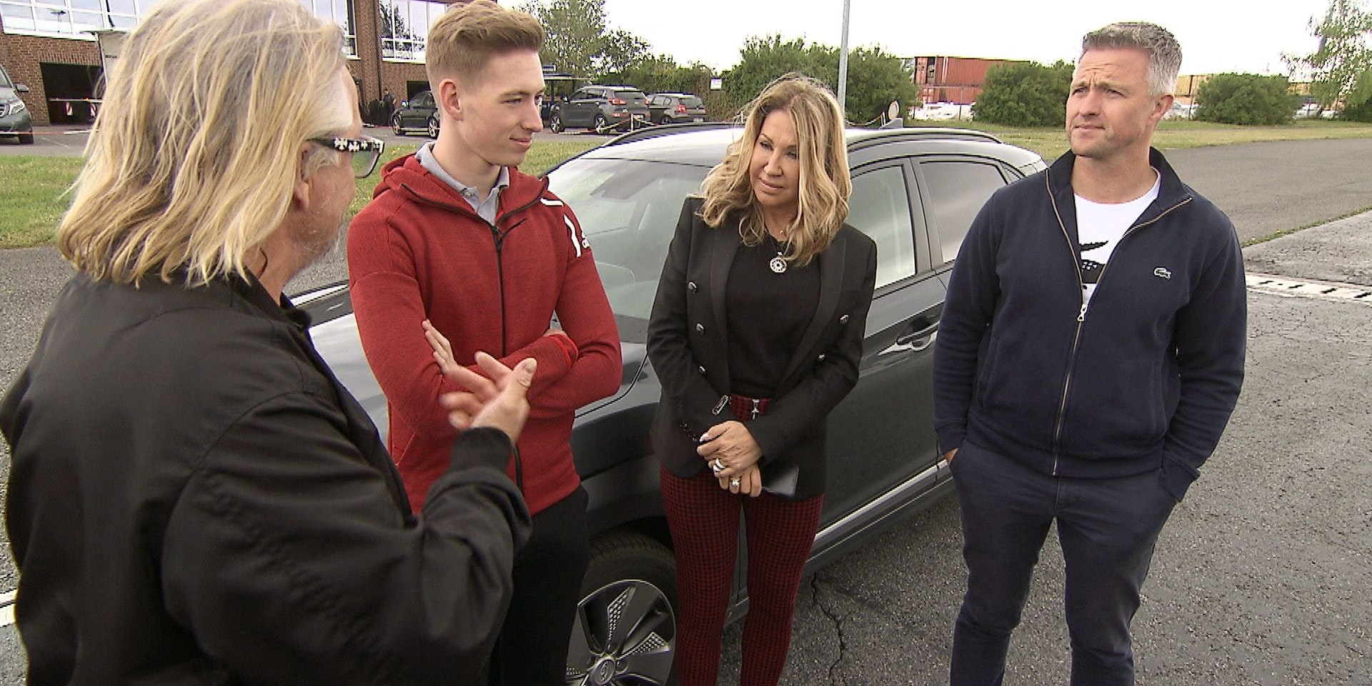 Ralf Schumacher (re.) und sein Sohn David stehen für ein Fahrsicherheitstraining bereit..!