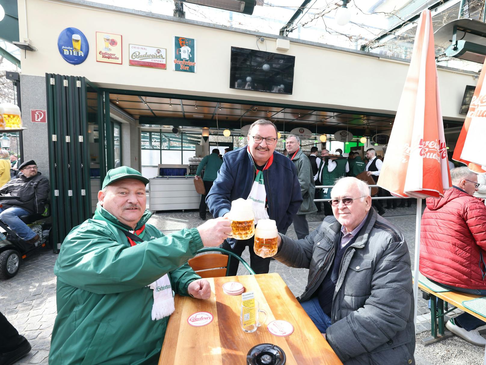 Sturm aufs Bier: Am Dienstag startete das Schweizerhaus im Wiener Prater in die Saison 2022.