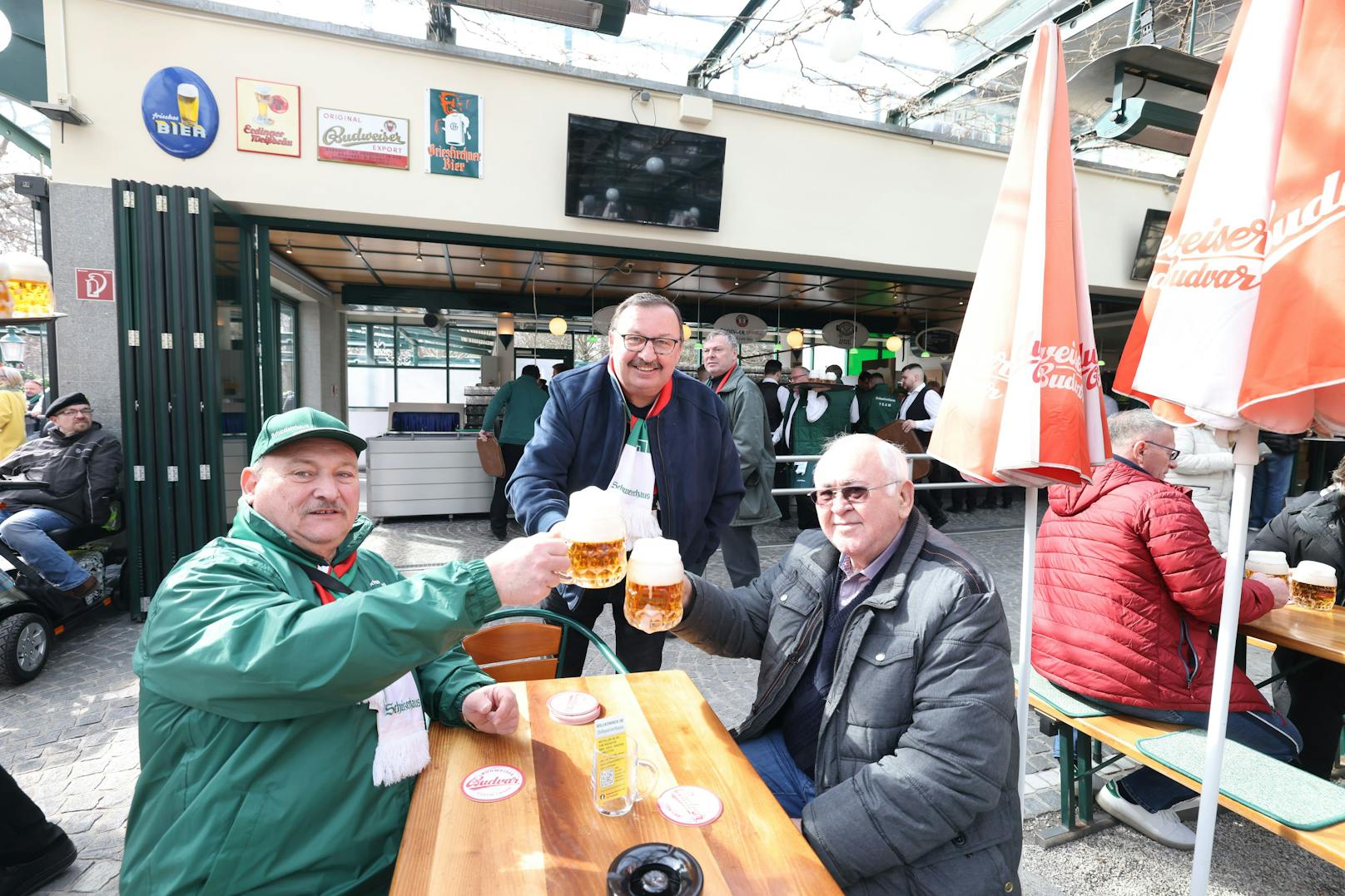 Sturm aufs Bier: Am Dienstag startete das Schweizerhaus im Wiener Prater in die Saison 2022.