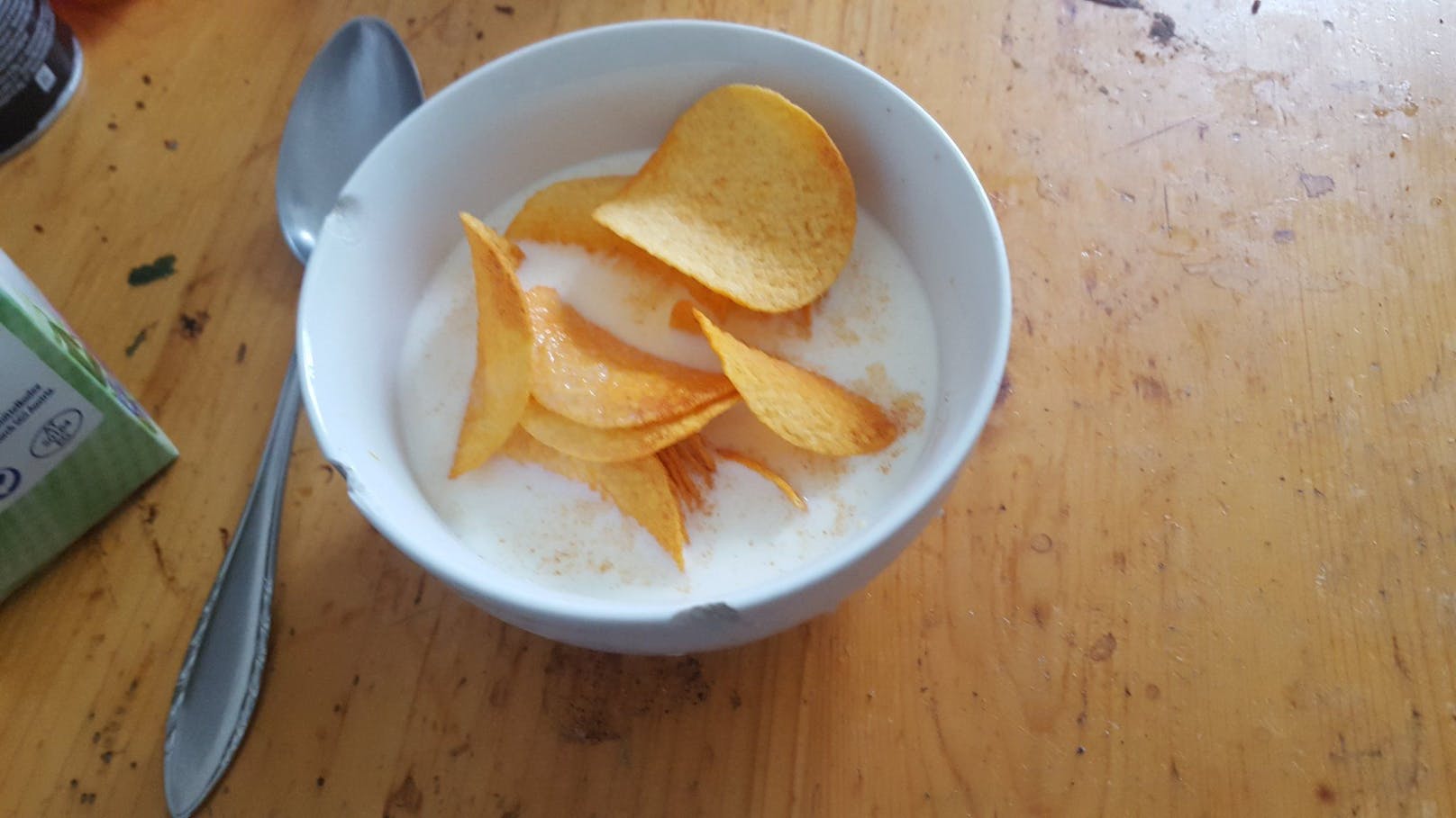 Gemeinderat isst Pringles mit Milch zum Frühstück