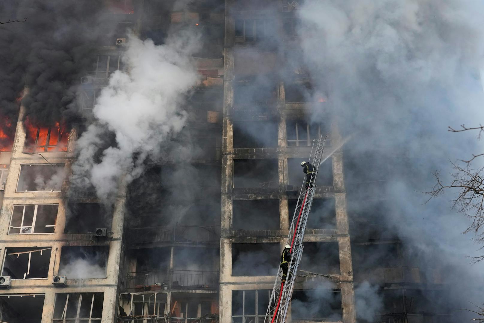 Die Feuerwehr von Kiew kämpft verzweifelt gegen die Flammen in einem Wohngebäude nach dem Angriff.