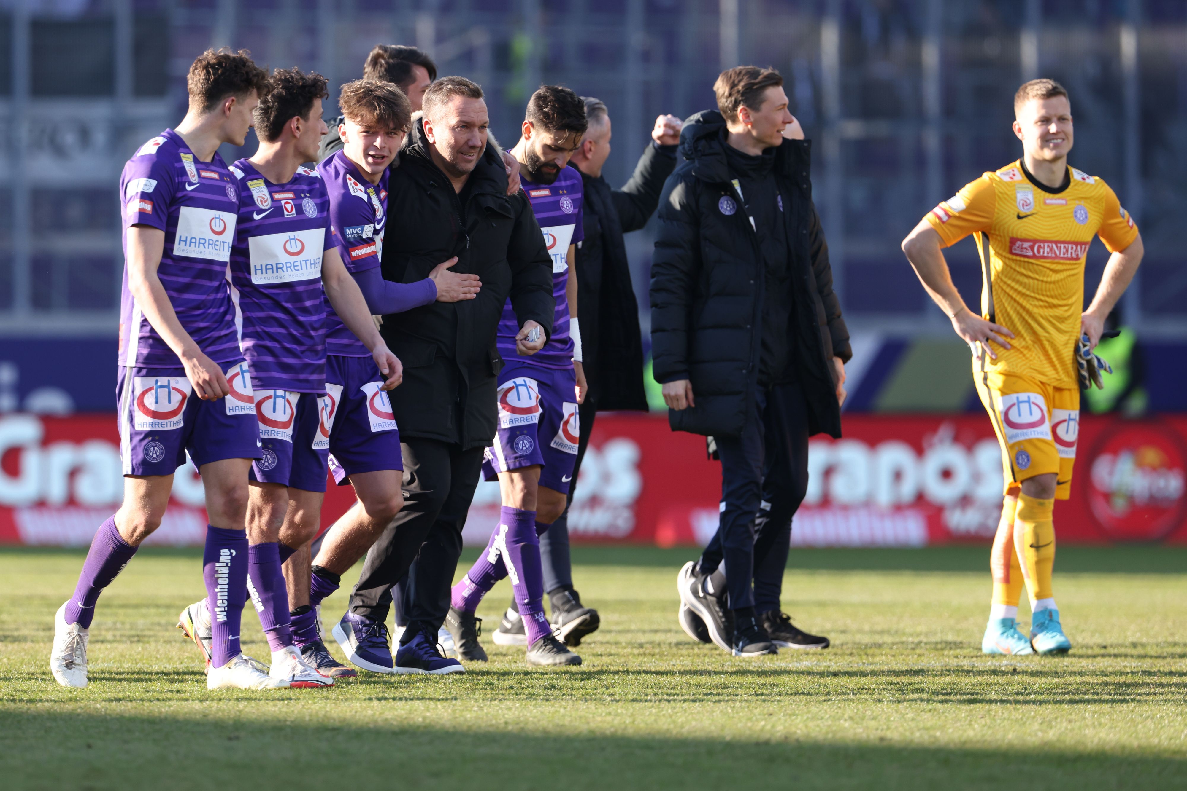 Manfred Schmid herzte am Sonntag noch seine Austrianer.