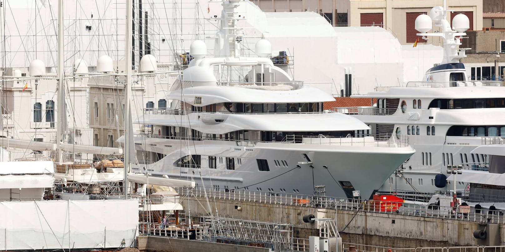 Die Superjacht "Valerie", die derzeit im Hafen von Barcelona festsitzt, ist rund 135 Millionen Euro wert.