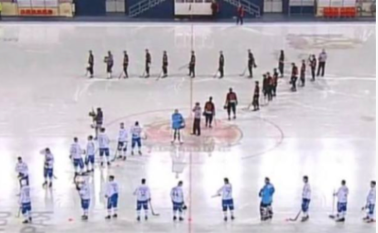 Die beiden Mannschaften posieren im Form eines "Z" – in Russland wird es als Symbol des Krieges in der Ukraine verwendet.