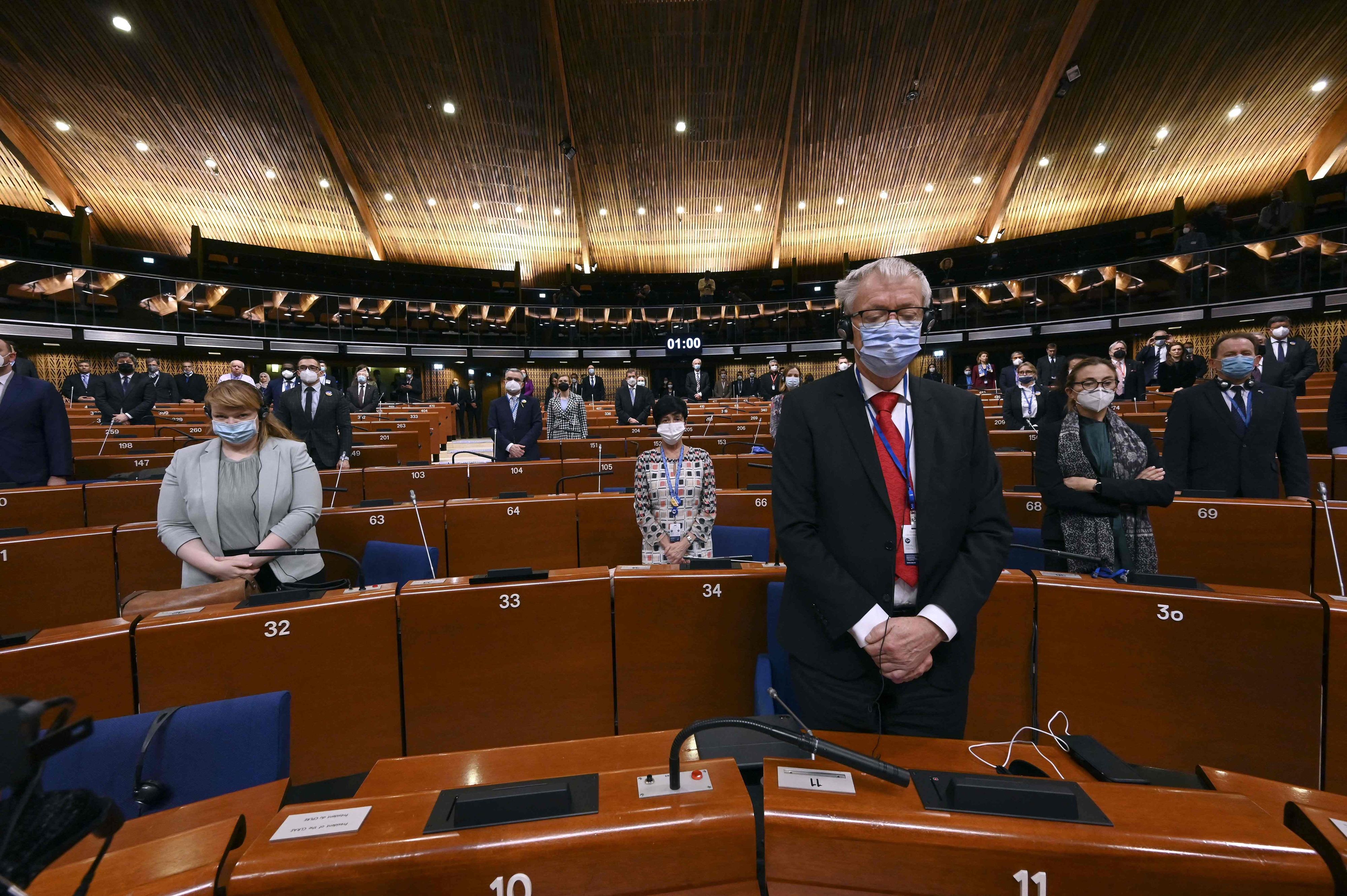 Im Europarat hielten die Mitglieder der Delegationen eine Trauerminute für die Opfer des Ukraine-Krieges ab. Am Dienstag (15.03.2022) gab Russland den Austritt aus der Institution bekannt. 