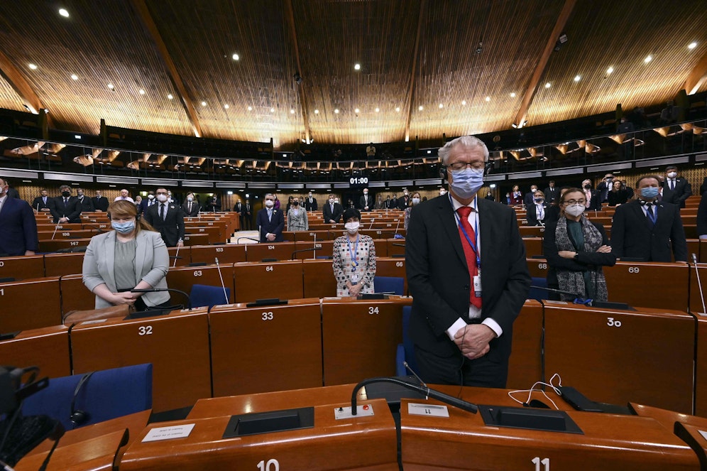 Im Europarat hielten die Mitglieder der Delegationen eine Trauerminute für die Opfer des Ukraine-Krieges ab. Am Dienstag (15.03.2022) gab Russland den Austritt aus der Institution bekannt. 