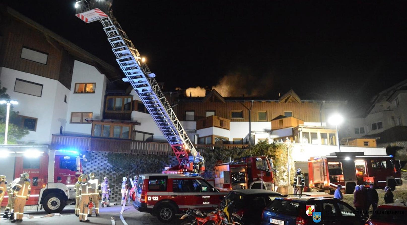 Großeinsatz im Bezirk Kufstein: 100 Einsatzkräfte waren bei einem Brand in einem Mehrfamilienhaus vor Ort.