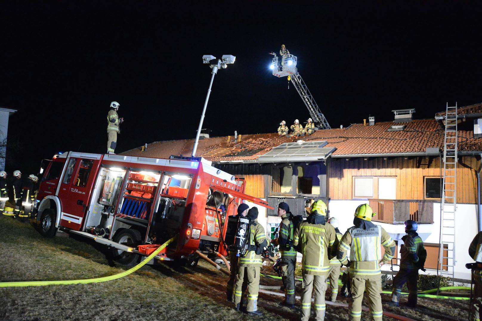 Fassade fing Feuer – 100 Feuerwehrleute im Einsatz