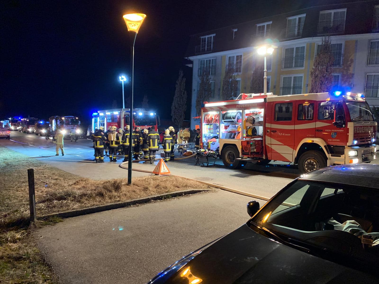Die teils nur leicht bekleideten Hotelgäste wurden durch den Rettungsdienst und die Feuerwehr mit Decken und heißen Getränken versorgt.