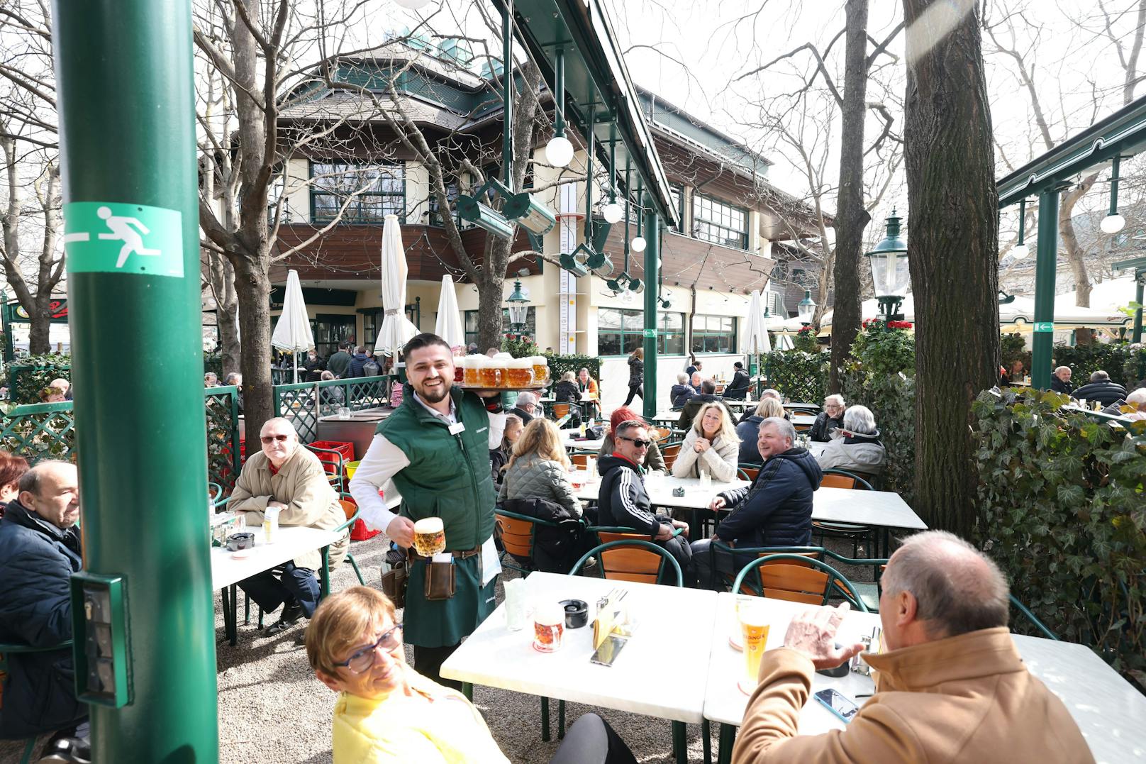 Sturm aufs Bier: Am Dienstag startete das Schweizerhaus im Wiener Prater in die Saison 2022.