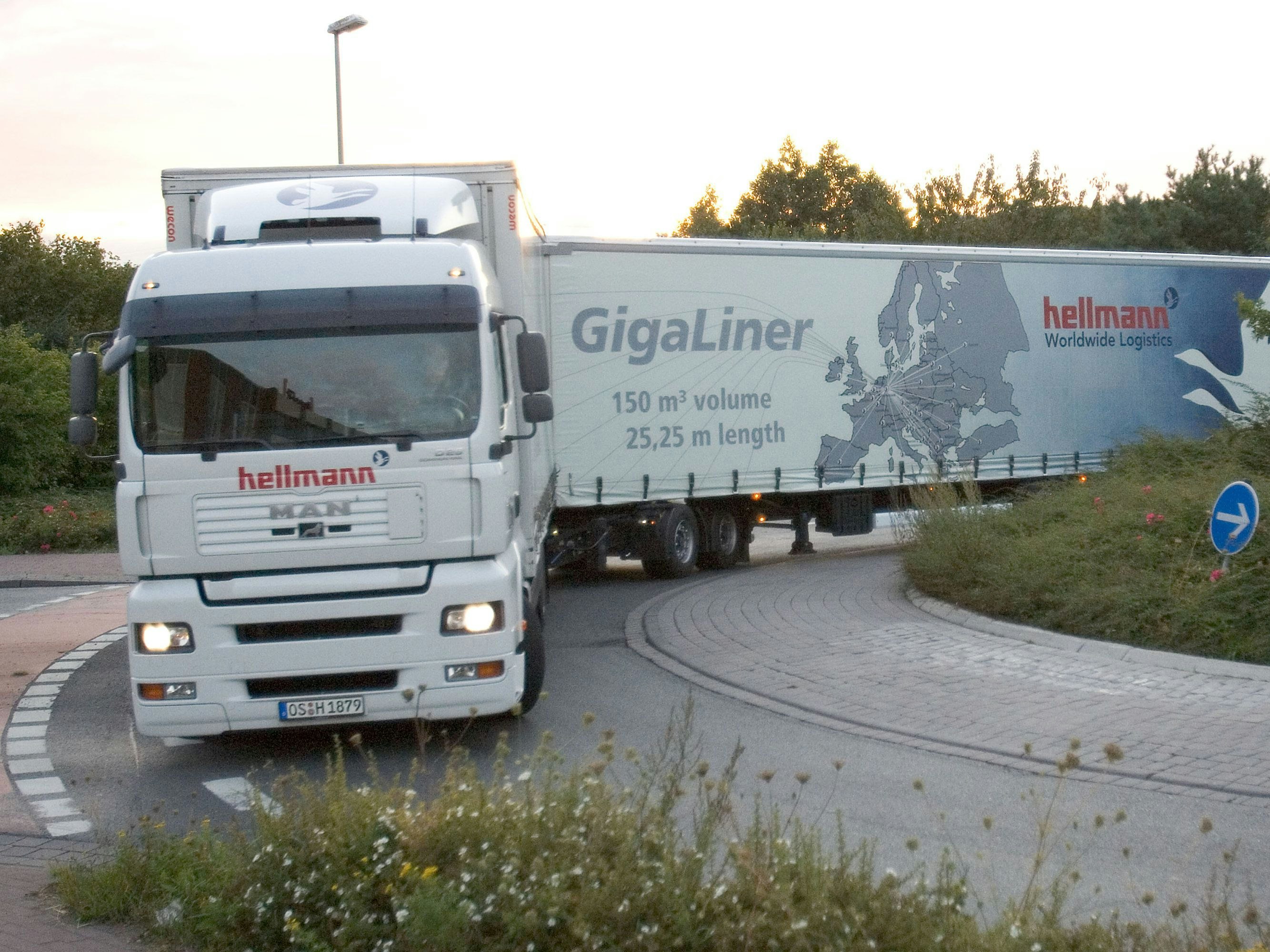 Download von www.picturedesk.com am 15.03.2022 (09:27).  (FILE) An archive photo dated 29 August 2007 shows a so-callled "Gigaliner" (a truck with a lenth of 25 meters and total weight of 40 tons) drives through a roundabout in Georgsmarienhuette, Germany. A test with giant lorries is taking place on German roads. Since New Year's, German Transport Minister Ramsauer has given the green light for transporters up to 6.5 meters long - however only on certain stretches. The five-year long test is to assess the prospects and risks, but oppinions among transport experts is divided. Photo: Friso Gentsch - 20070829_PD3994 - Rechteinfo: Rights Managed (RM)
