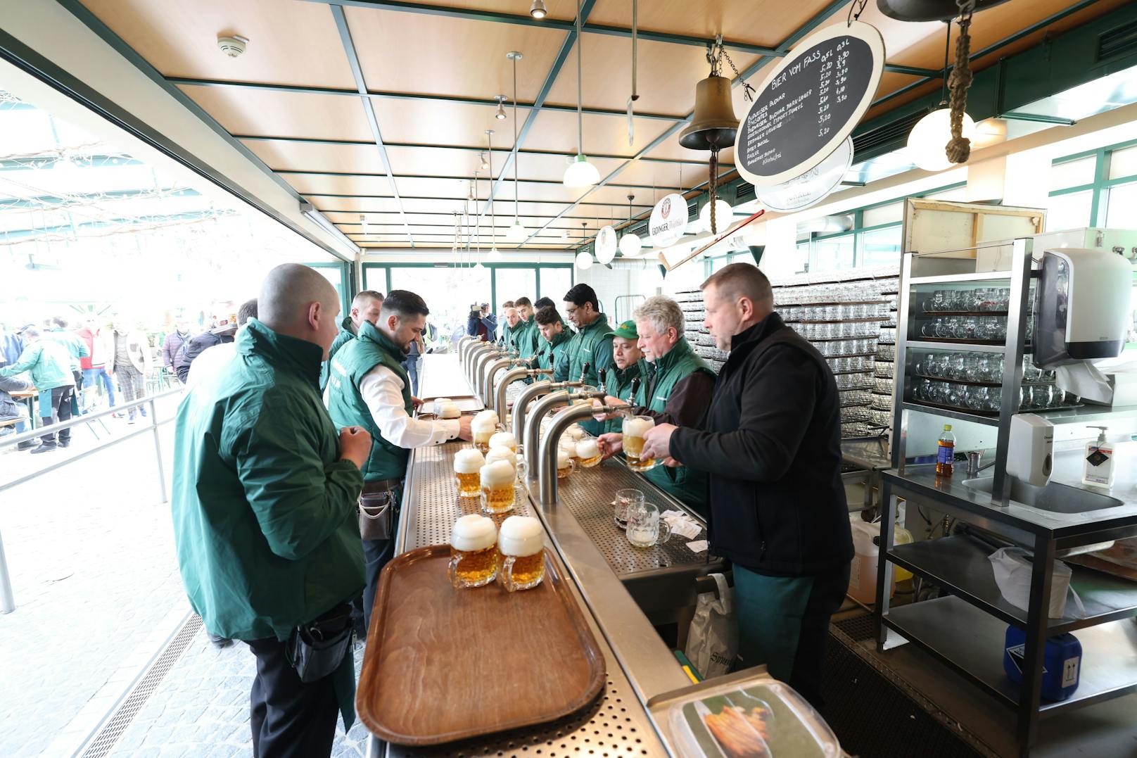 Sturm aufs Bier: Am Dienstag startete das Schweizerhaus im Wiener Prater in die Saison 2022.