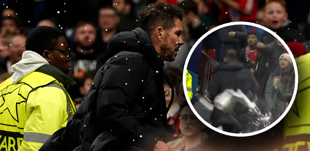 United-Fans bewerfen Diego Simeone mit Bierbechern. 