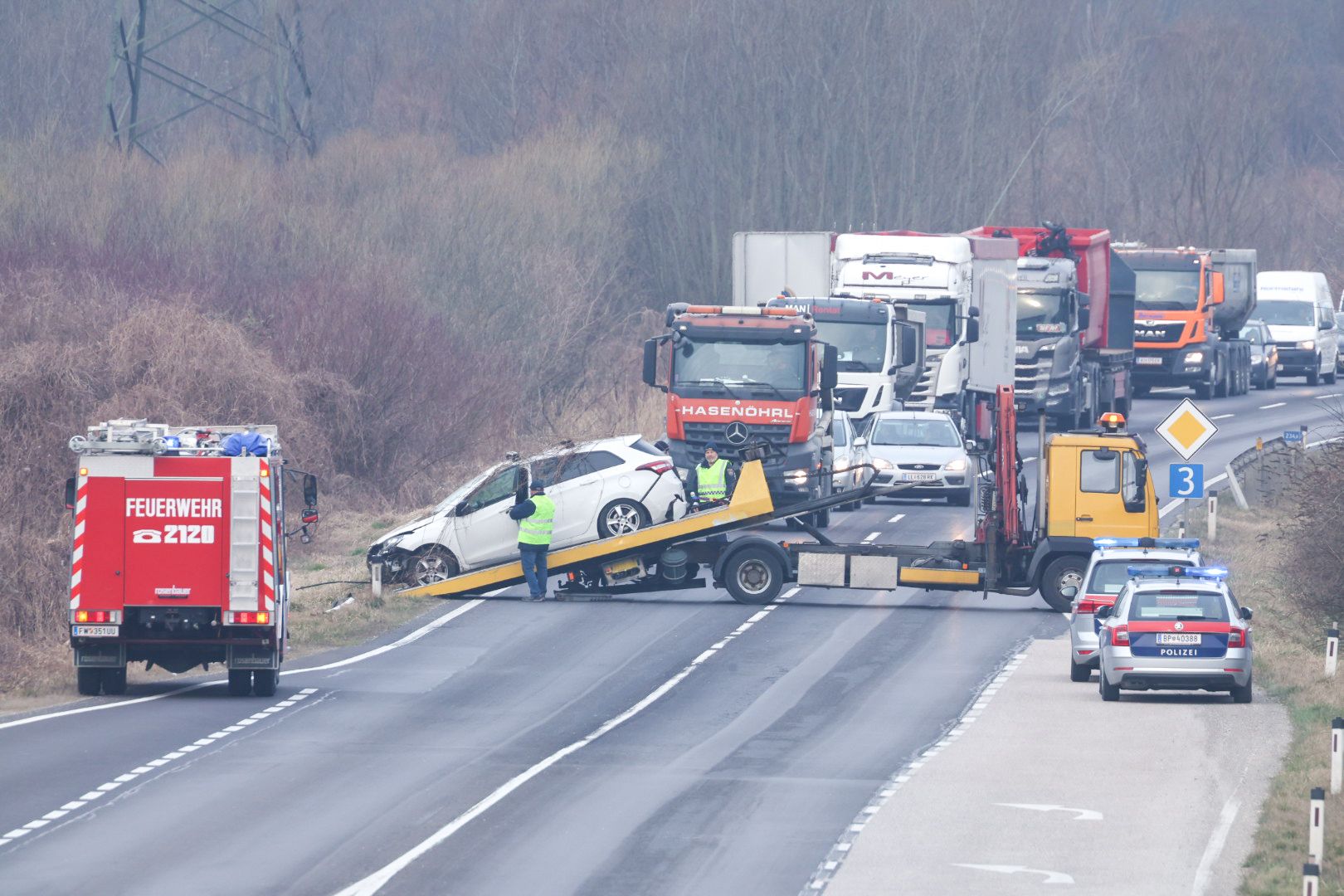 Die Einsatzkräfte holten den weißen Wagen aus dem Straßengraben.