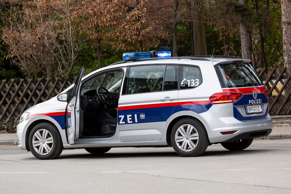 Die Polizei fahndet nach den beiden Tätern und bittet um Hinweise unter der Nummer 059133 4207. Die Diebe erbeuteten Schmuck im Wert von rund 4.000 Euro.