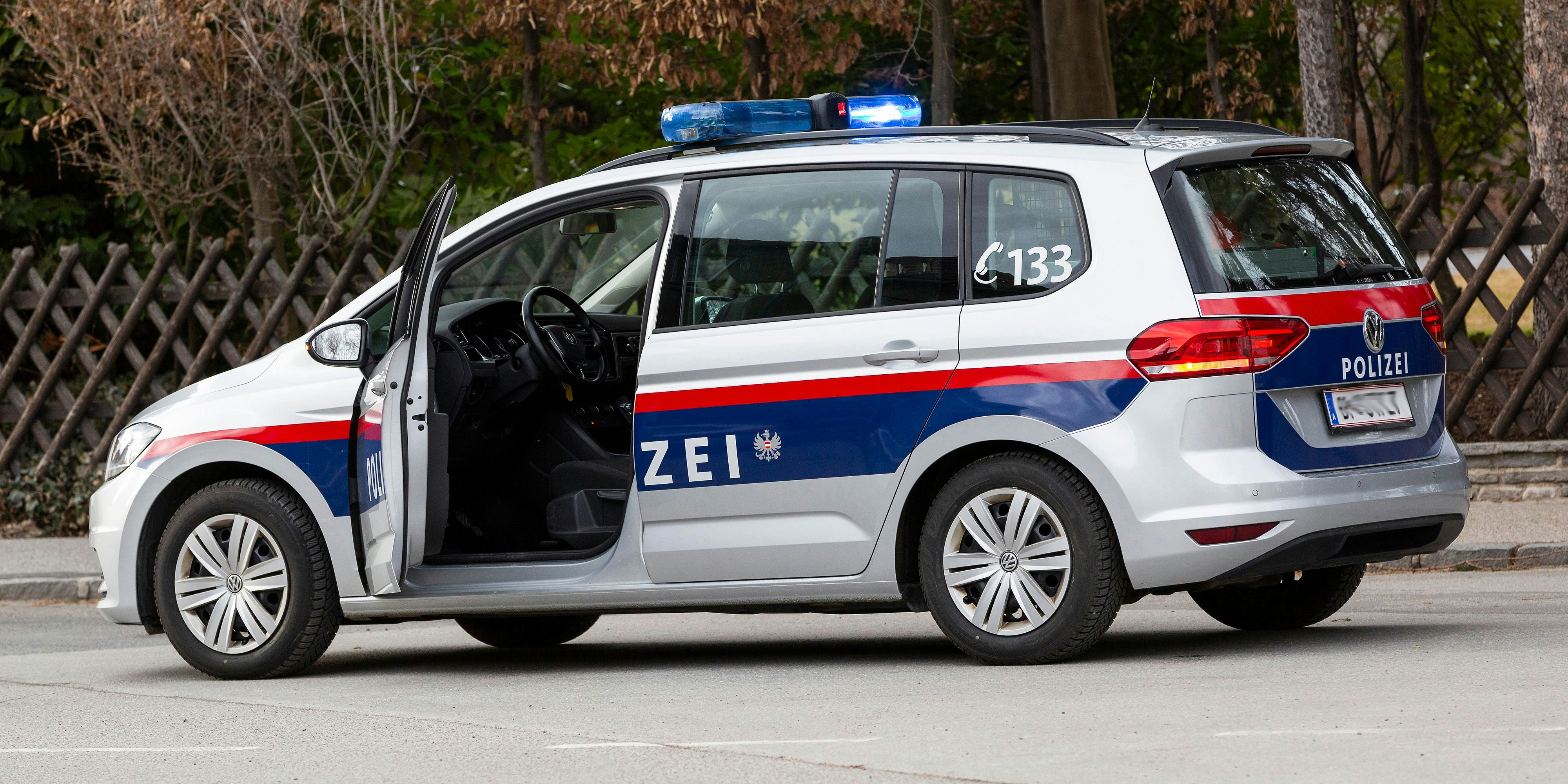 Ein 17-jähriger Autofahrer raste auf der Südautobahn (A2) durch mehrere gesperrte Tunnel.
