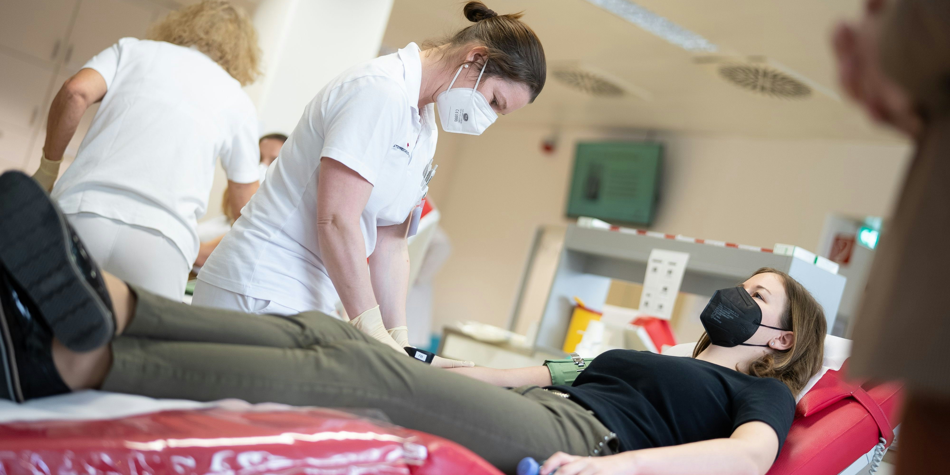 Staatssekretärin Plakolm spendete am Dienstag Blut.