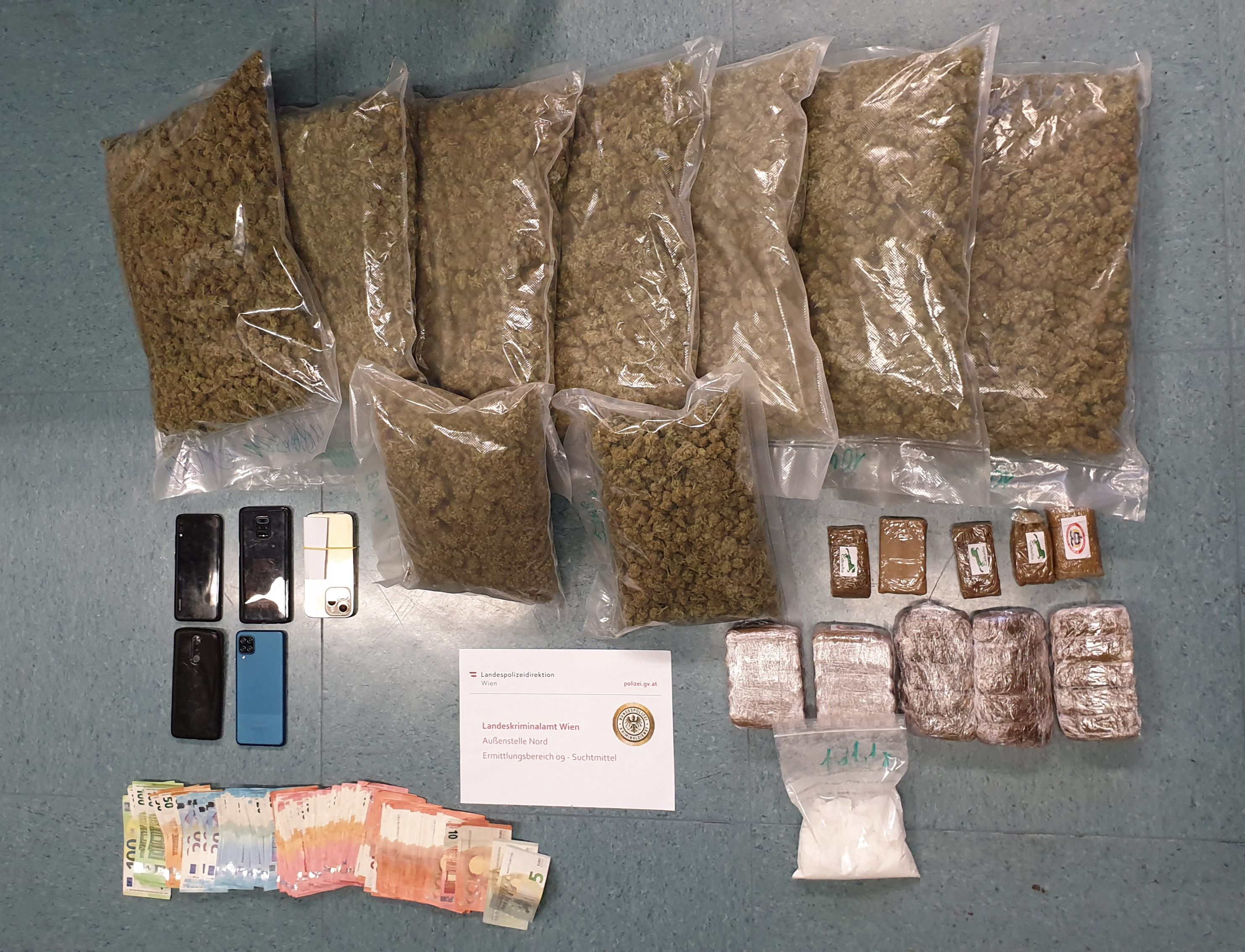 Mehr als acht Kilogramm Cannabis und 180 Gramm Kokain wurden beschlagnahmt.