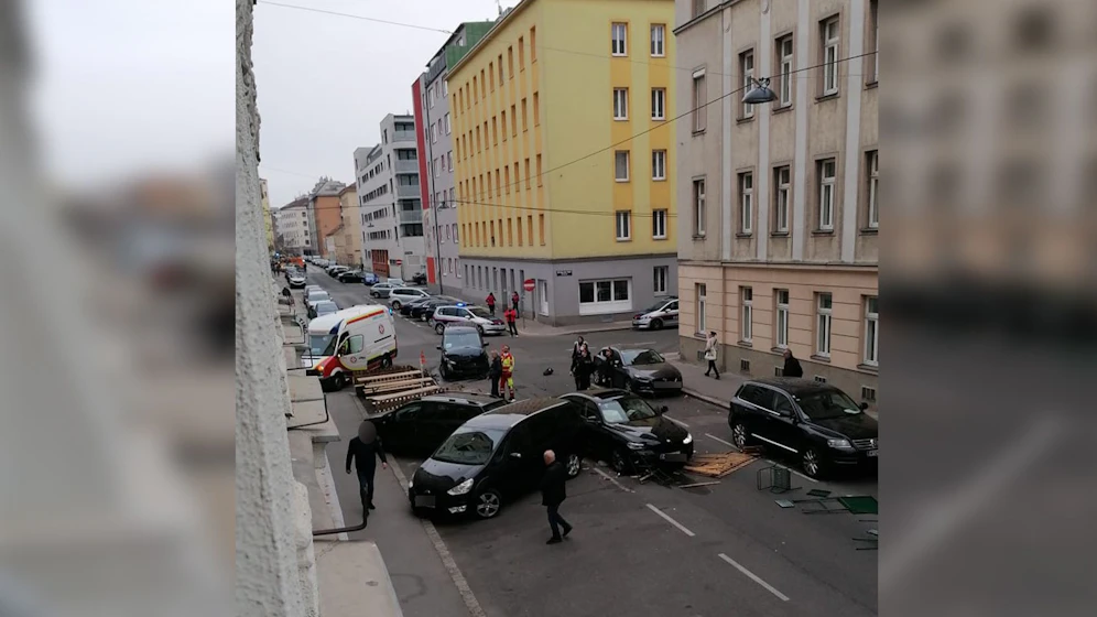 Der Wiener Lenker wurde anschließend ins Spital gebracht.