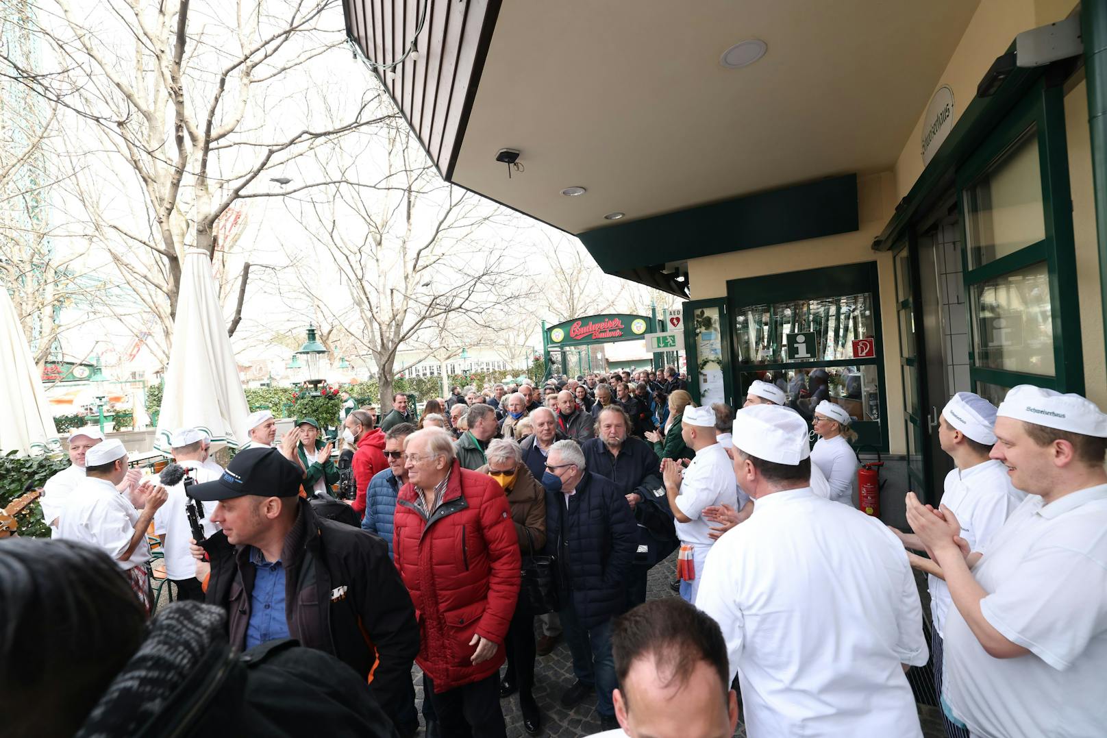 Sturm aufs Bier: Am Dienstag startete das Schweizerhaus im Wiener Prater in die Saison 2022.