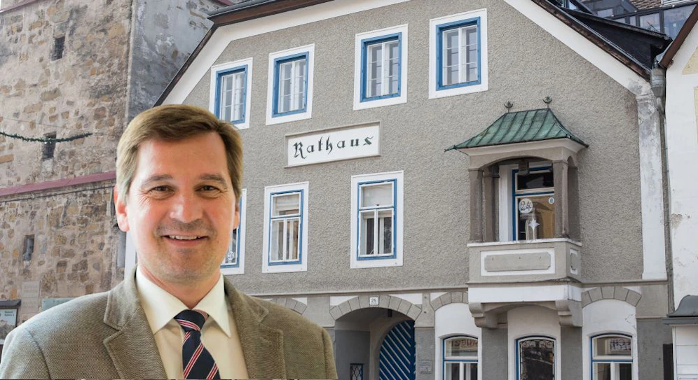 Krammer und das Rathaus im Hintergrund.