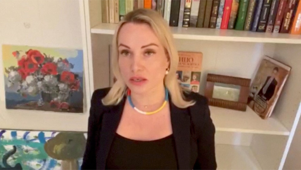 Kurz vor ihrer mutigen Aktion kündigte Journalistin<strong> Maria Ovsiannikova</strong> auf Social Media ihre Protestaktion an.