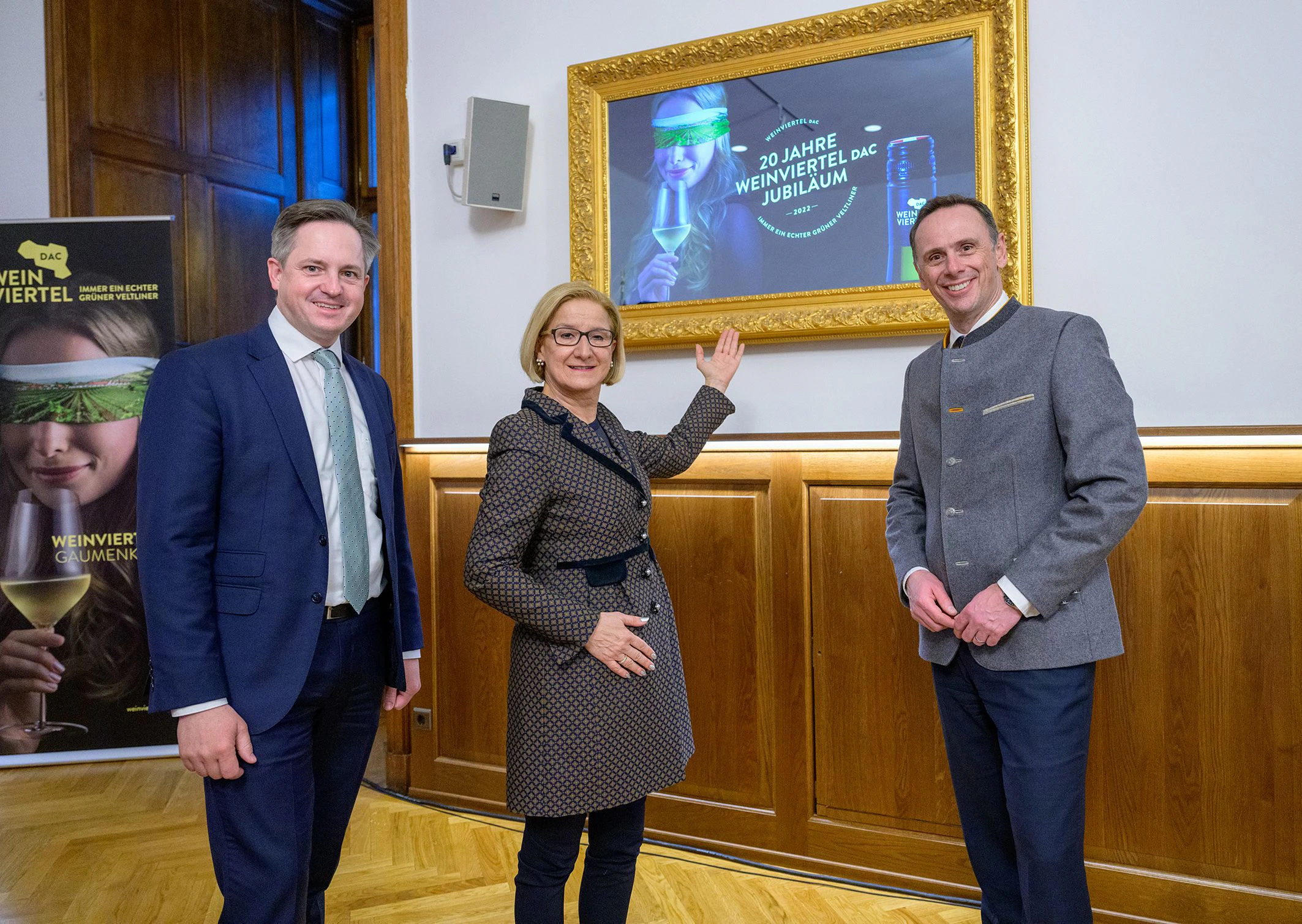 Weinbaupräsident Johannes Schmuckenschlager, Landeshauptfrau Johanna Mikl-Leitner und Landesrat Jochen Danninger (v.l.n.r.)