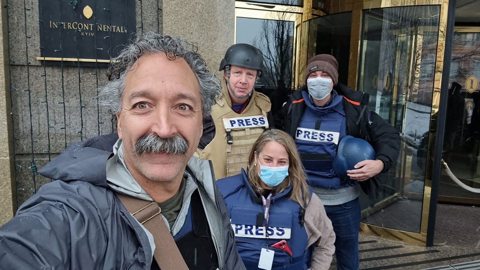 Fox News trauert um Kameramann Pierre Zakrzewski. Der Journalist starb unweit von Kiew, als ein Fahrzeug seines Teams beschossen wurde.