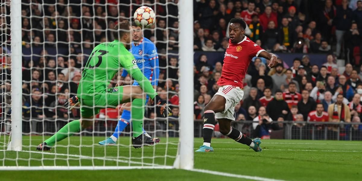 Jan Oblak wehrt per Kopf den Ball ab. 