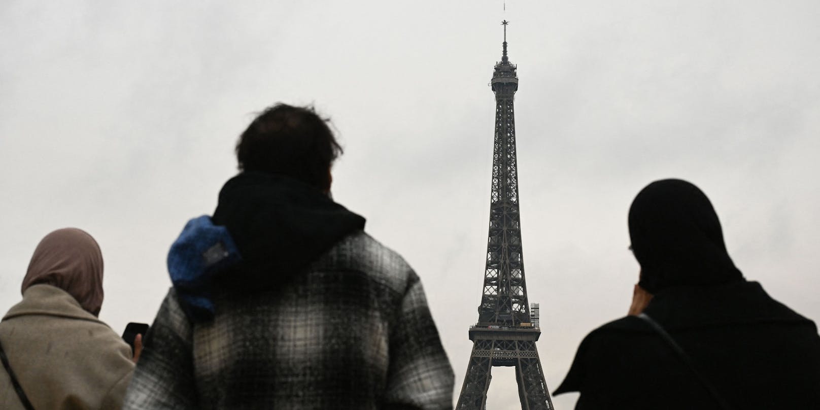 Bürgerinnen und Bürger schauen gespannt dabei zu, wie das Pariser Wahrzeichen wächst.
