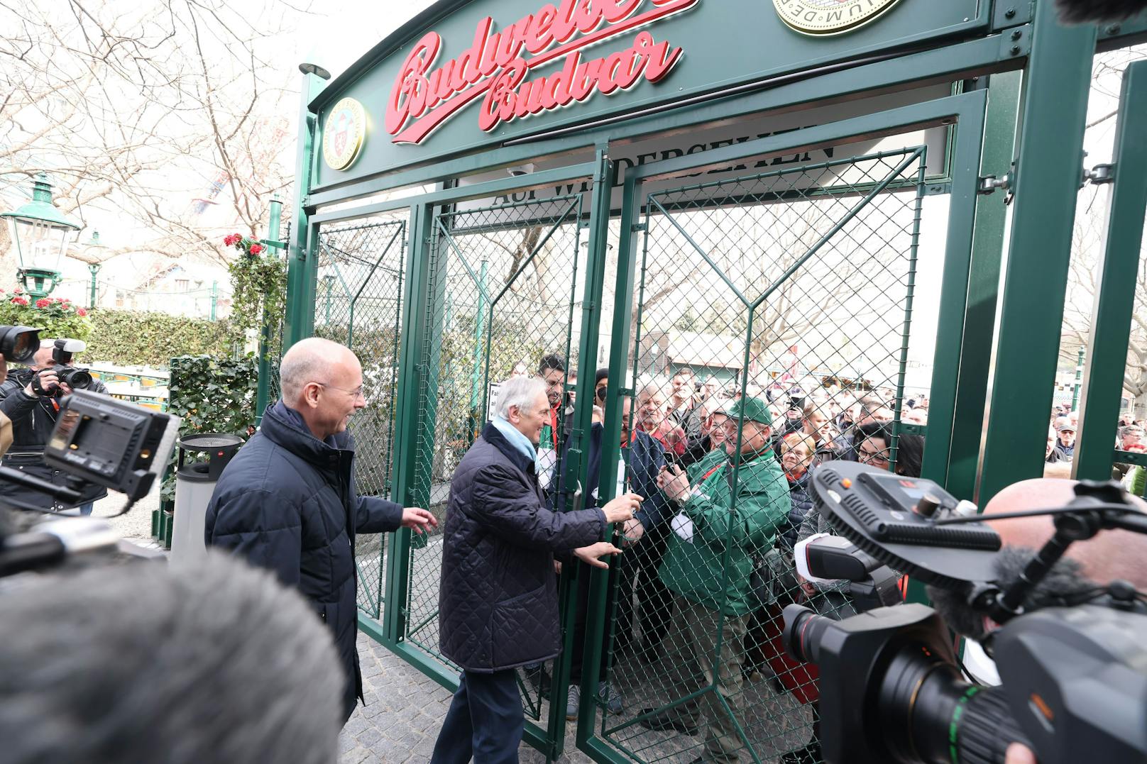 Sturm aufs Bier: Am Dienstag startete das Schweizerhaus im Wiener Prater in die Saison 2022.