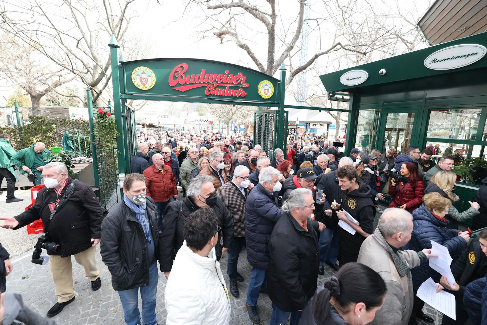 Sturm aufs Bier: Am Dienstag startete das Schweizerhaus im Wiener Prater in die Saison 2022.