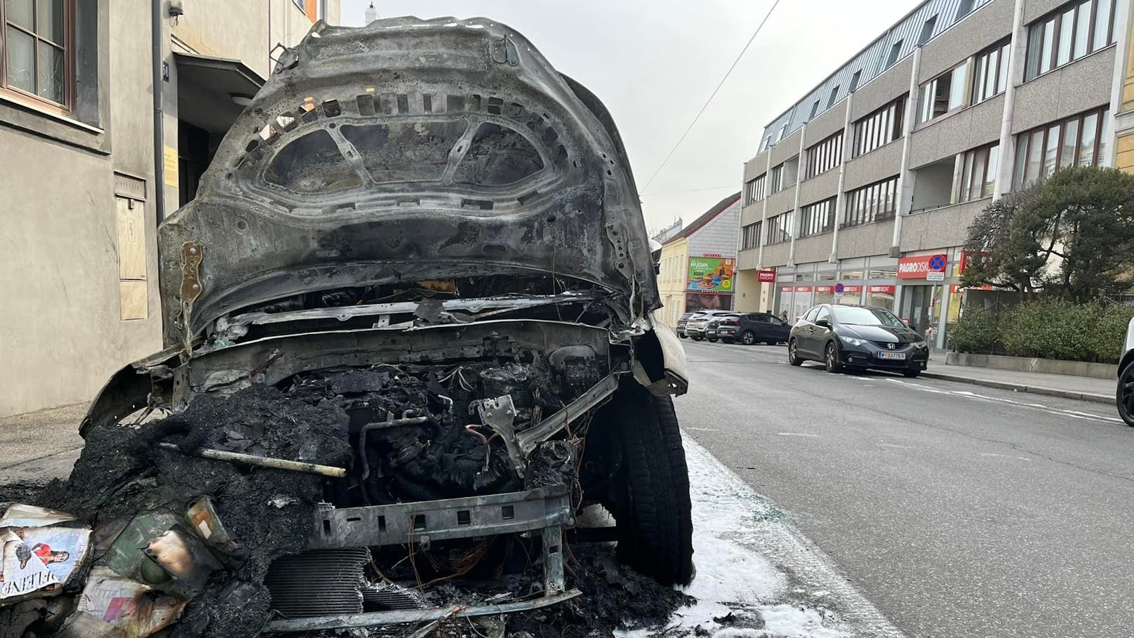 Auto brannte in Wien-Hietzing aus. 