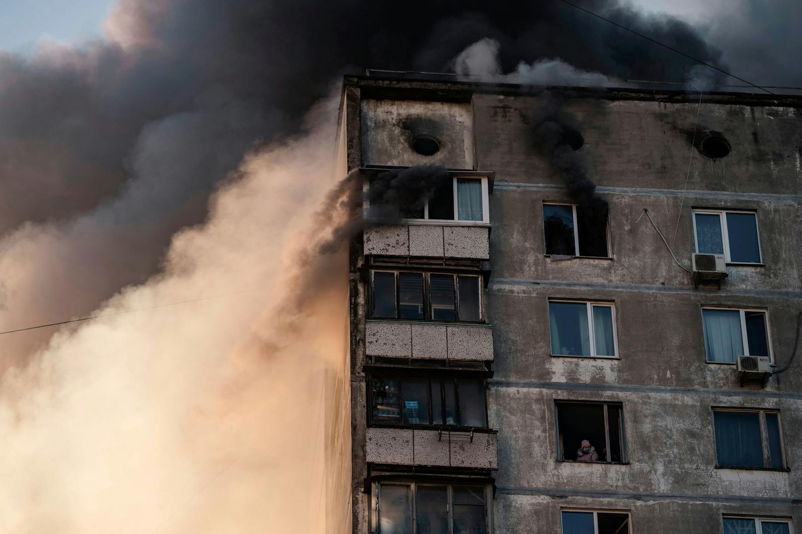 Doch die Bevölkerung stemmt sich zusammen mit den ukrainischen Streikräften vehement gegen die Angriffe,.&nbsp;