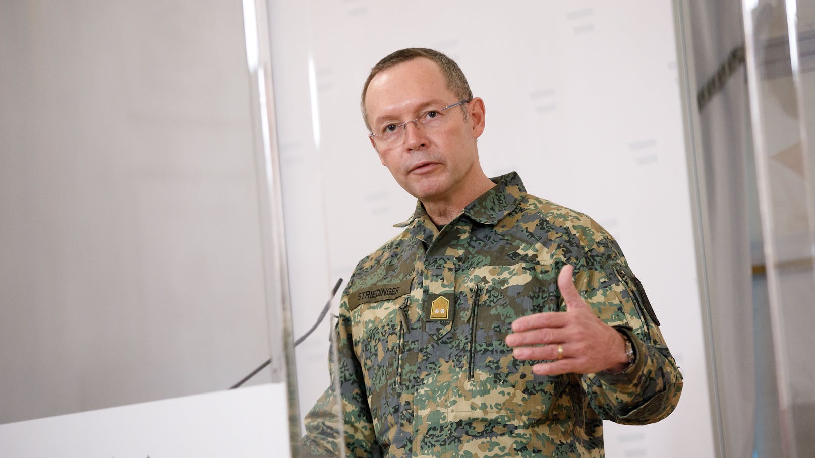 Generalmajor Rudolf Striedinger Rahmen einer Pressekonferenz der Bundesregierung und GECKO 
