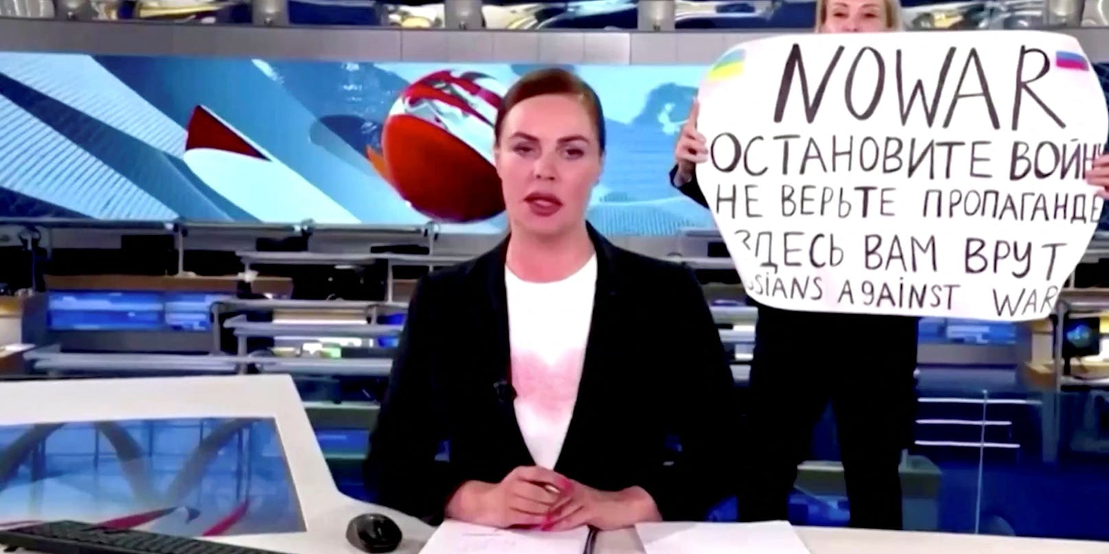 "Stoppt den Krieg. Glaubt der Propaganda nicht. Hier werdet ihr belogen": Eine TV-Journalistin nutzte die Gelegenheit und machte auf die Invasion in der Ukraine aufmerksam.
