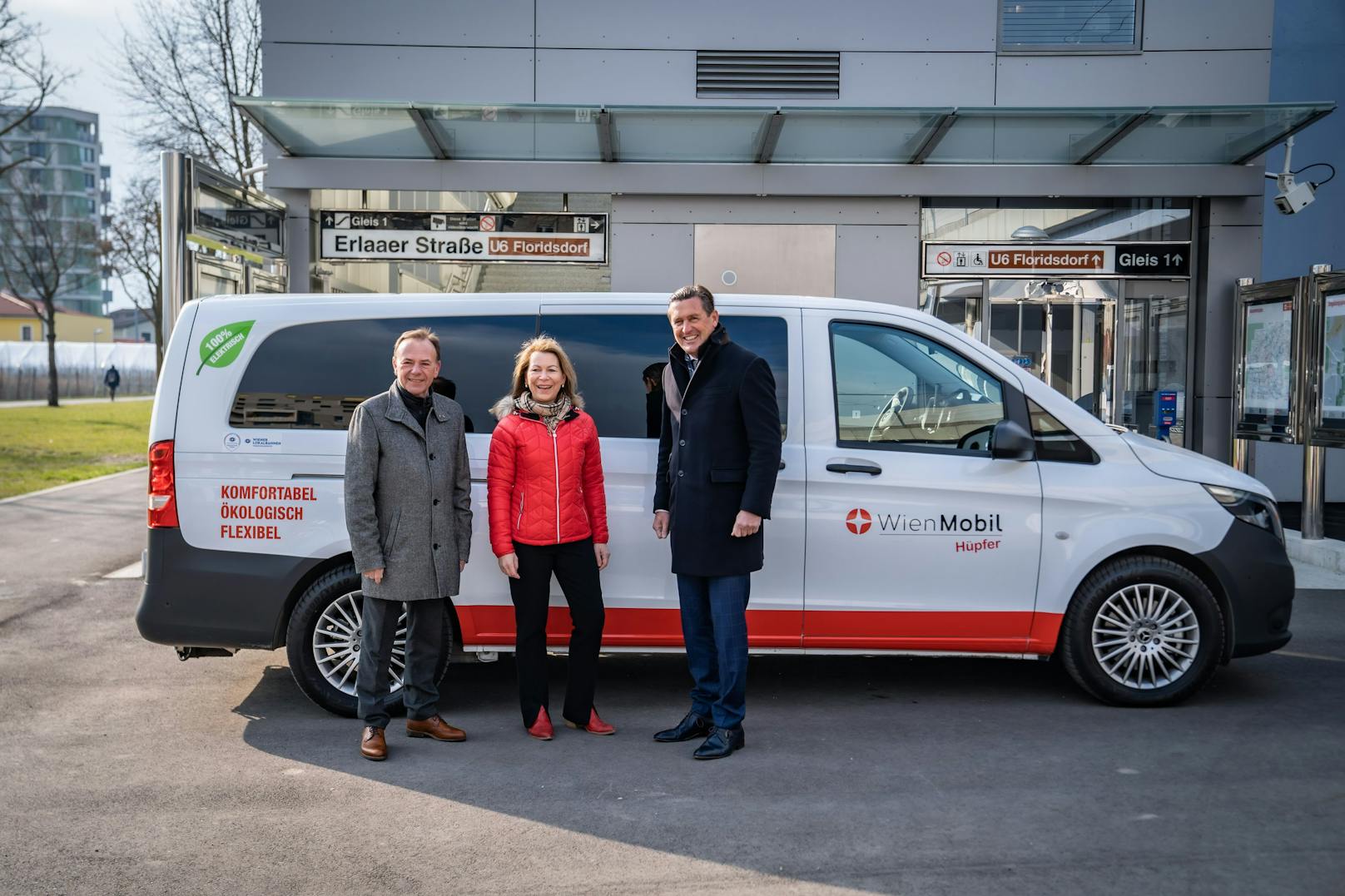 Liesings Bezirksvorsteher Gerald Bischof (SPÖ), Wiener-Linien-Geschäftsführerin Alexandra Reinagl und Öffi-Stadtrat Peter Hanke (SPÖ) machten sich ein Bild vom neuen "Hüpfer".