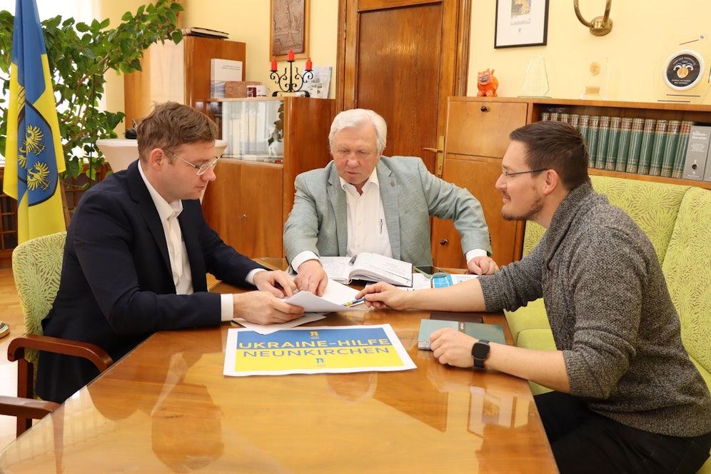 Flüchtlingskoordinator Thomas Rack, Bürgermeister Herbert Osterbauer und Vizebürgermeister Johann Gansterer besprechen die aktuelle Lage.