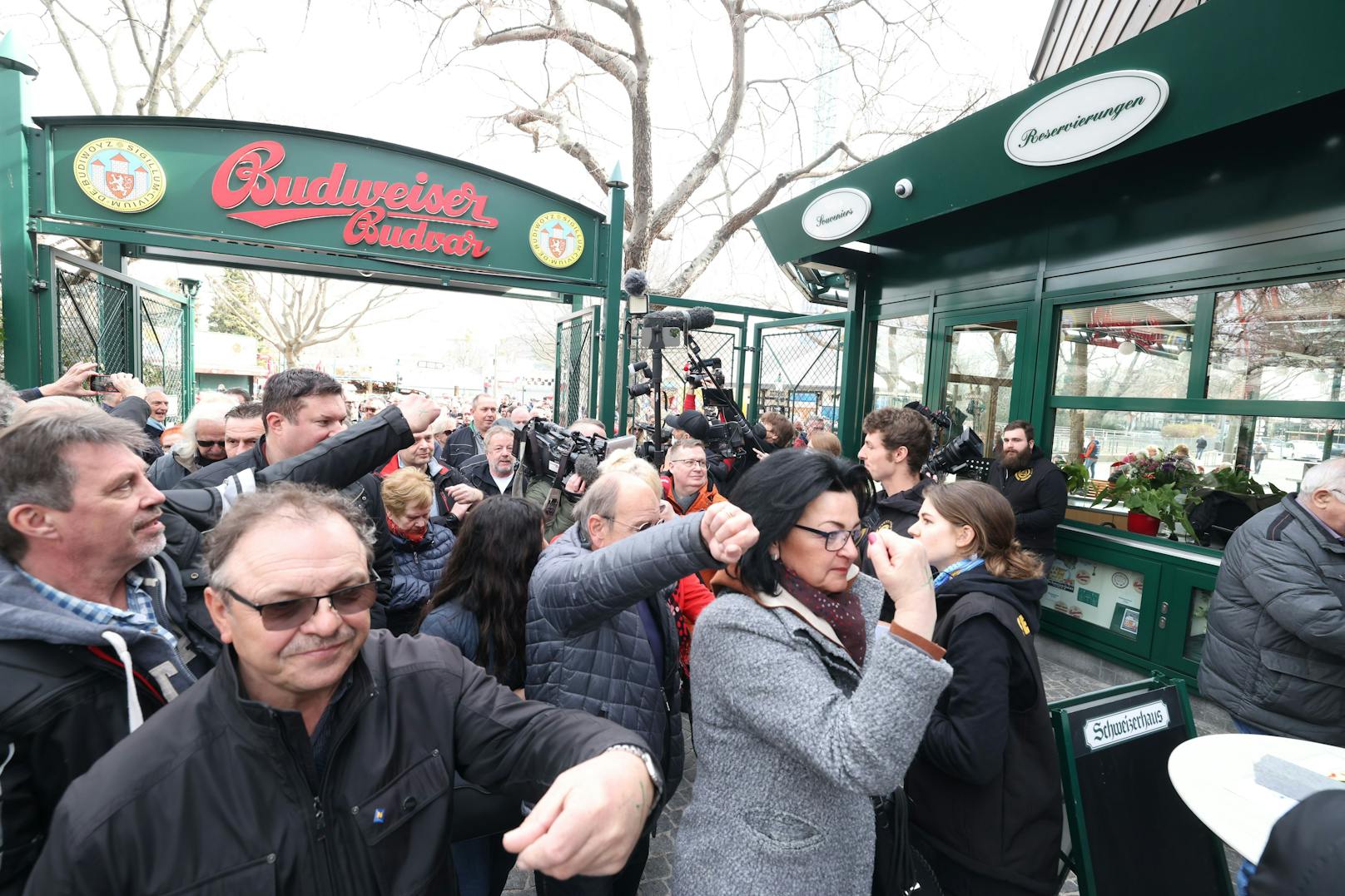 Sturm aufs Bier: Am Dienstag startete das Schweizerhaus im Wiener Prater in die Saison 2022.