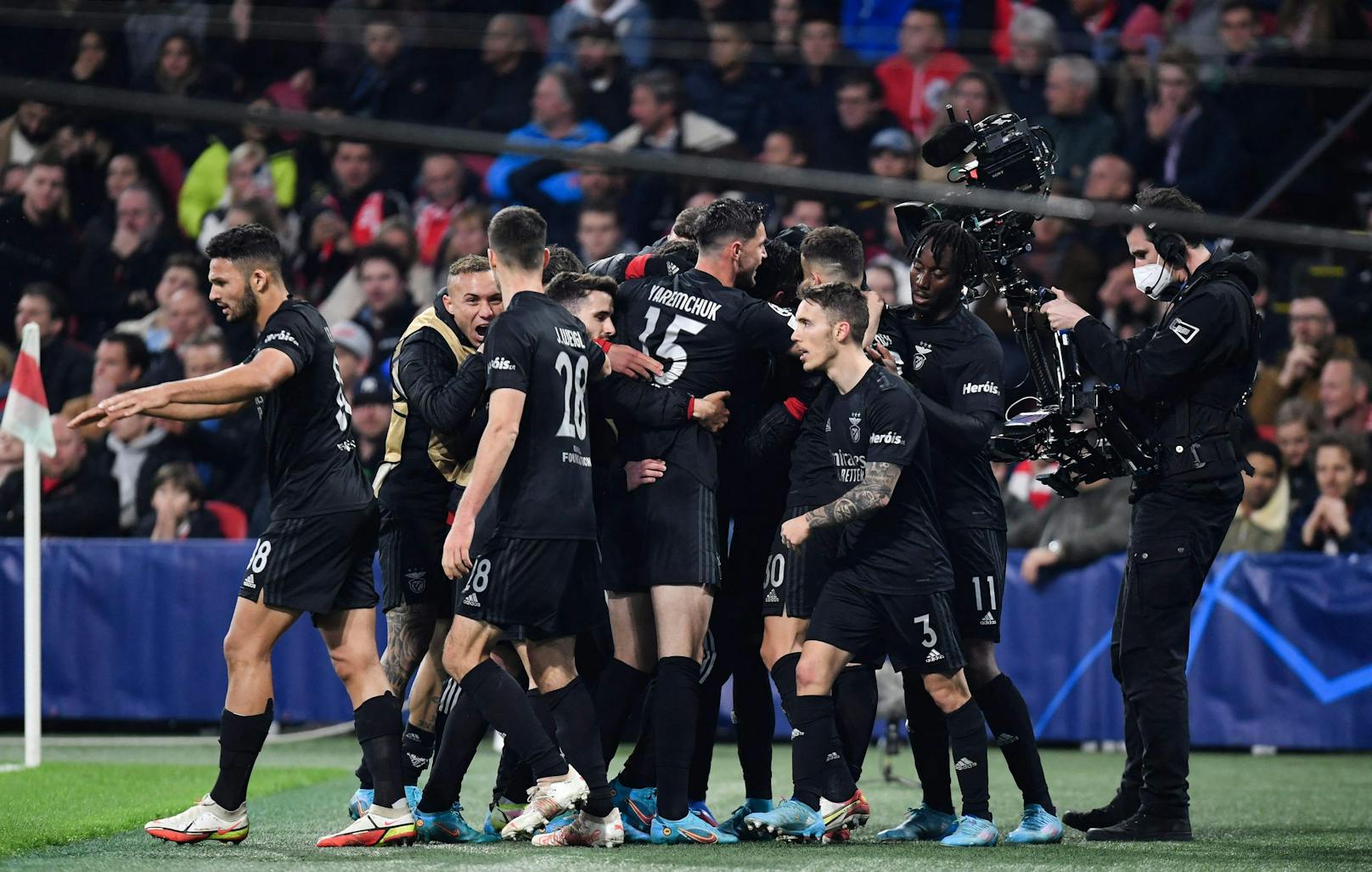 Benfica Lissabon feiert den Auswärtssieg in Amsterdam. 